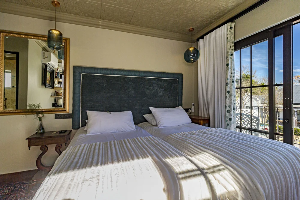 _MG_9851 Twin beds with a green velvet headboard and gilt mirror