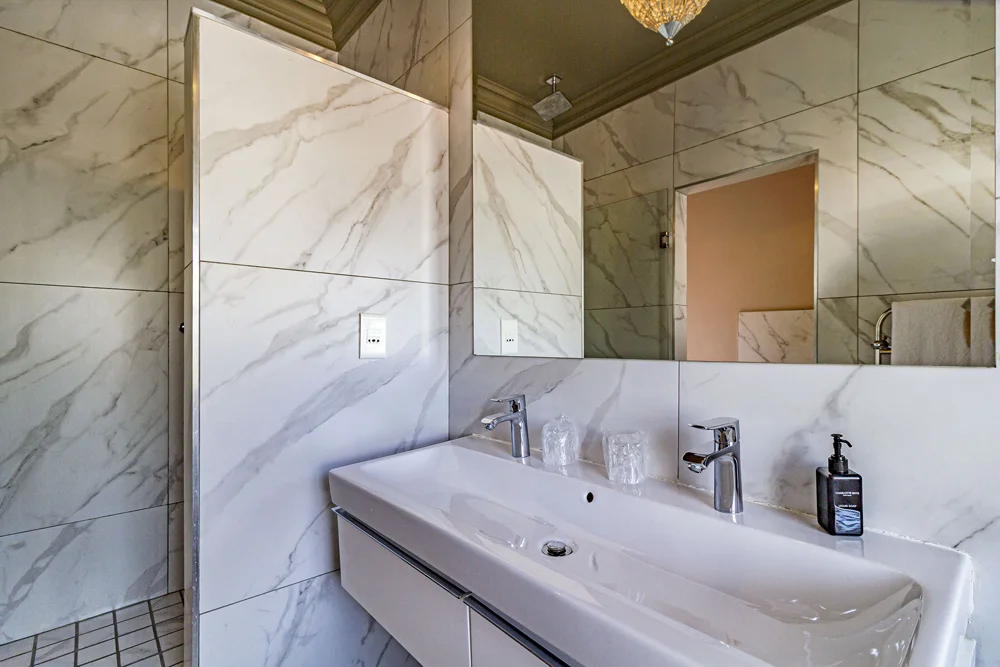 _MG_9993 Double basin in a marble-look bathroom